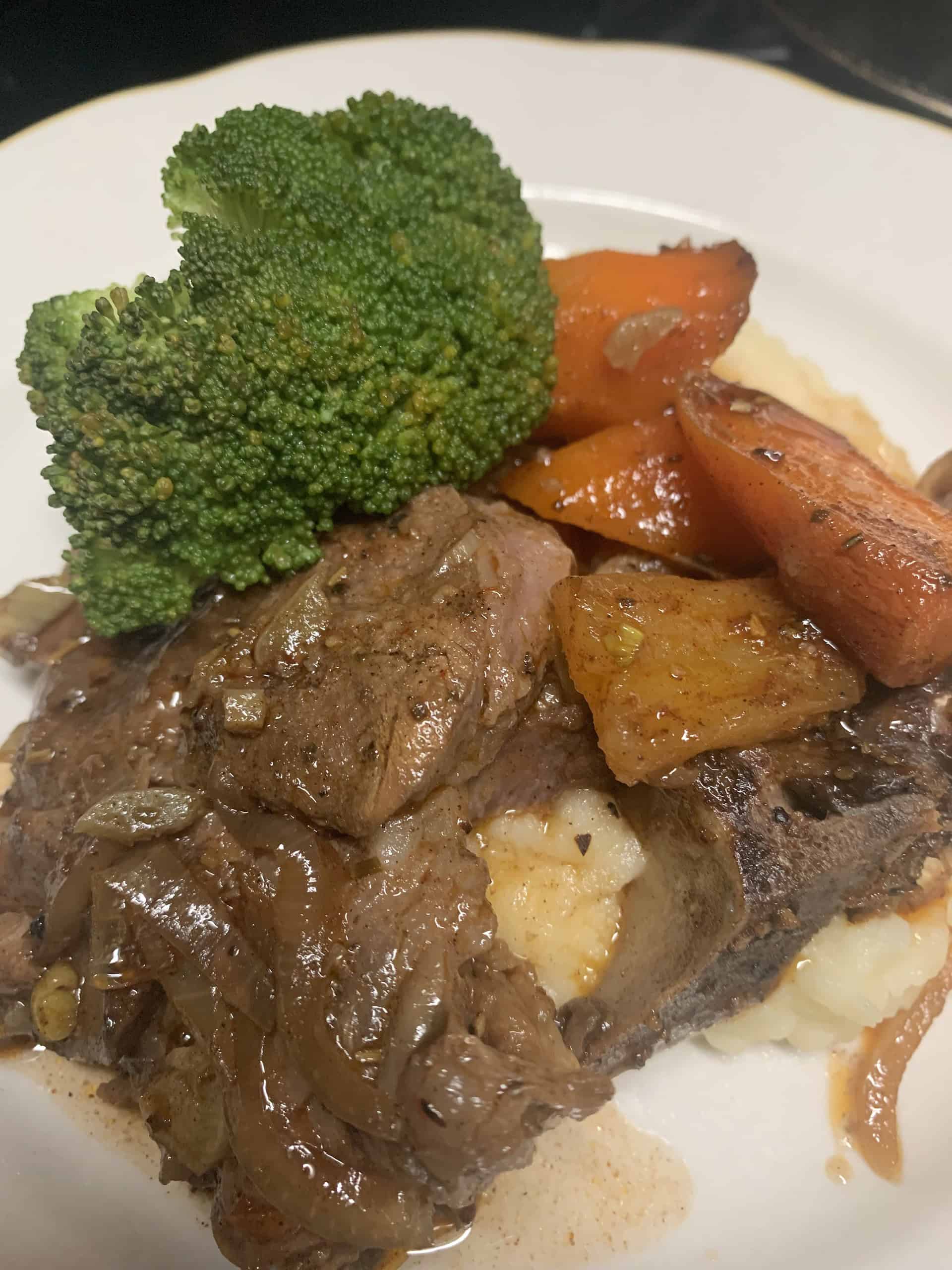 Spiced braised lamb with broccoli, carrots and mashed potatoes